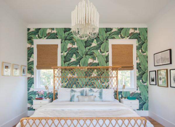 Kamar tidur tamu dengan aksen dinding wallpaper artistik